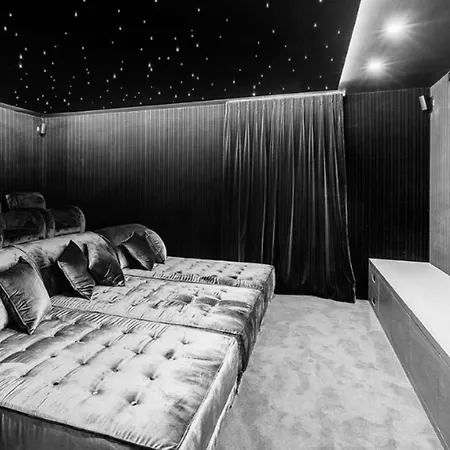 Apartmán Entire Chalet With Pool And Cinema